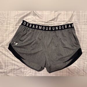EUC Under Armour Women’s Play Up Shorts gray & black